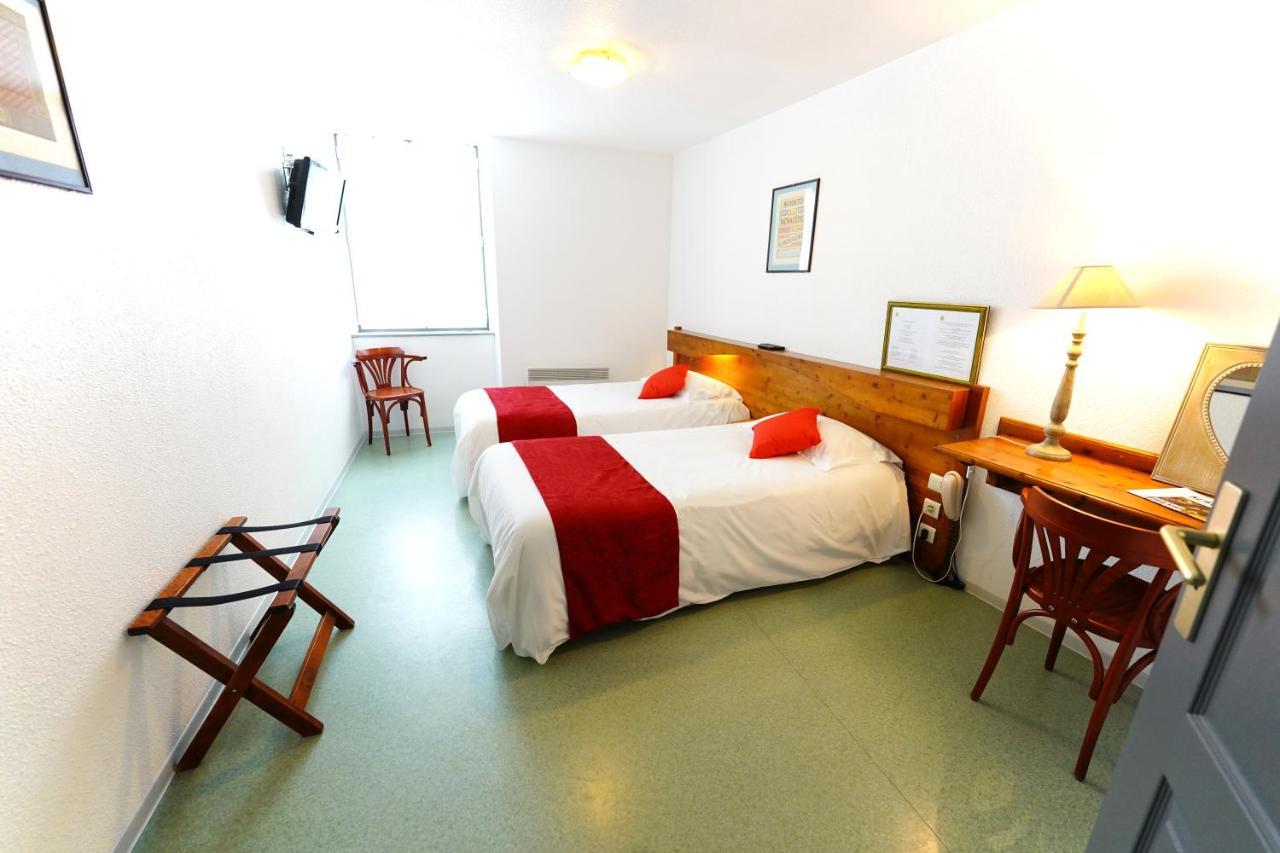 Logis Hotel Le Relais Des Remparts Allanche Екстериор снимка