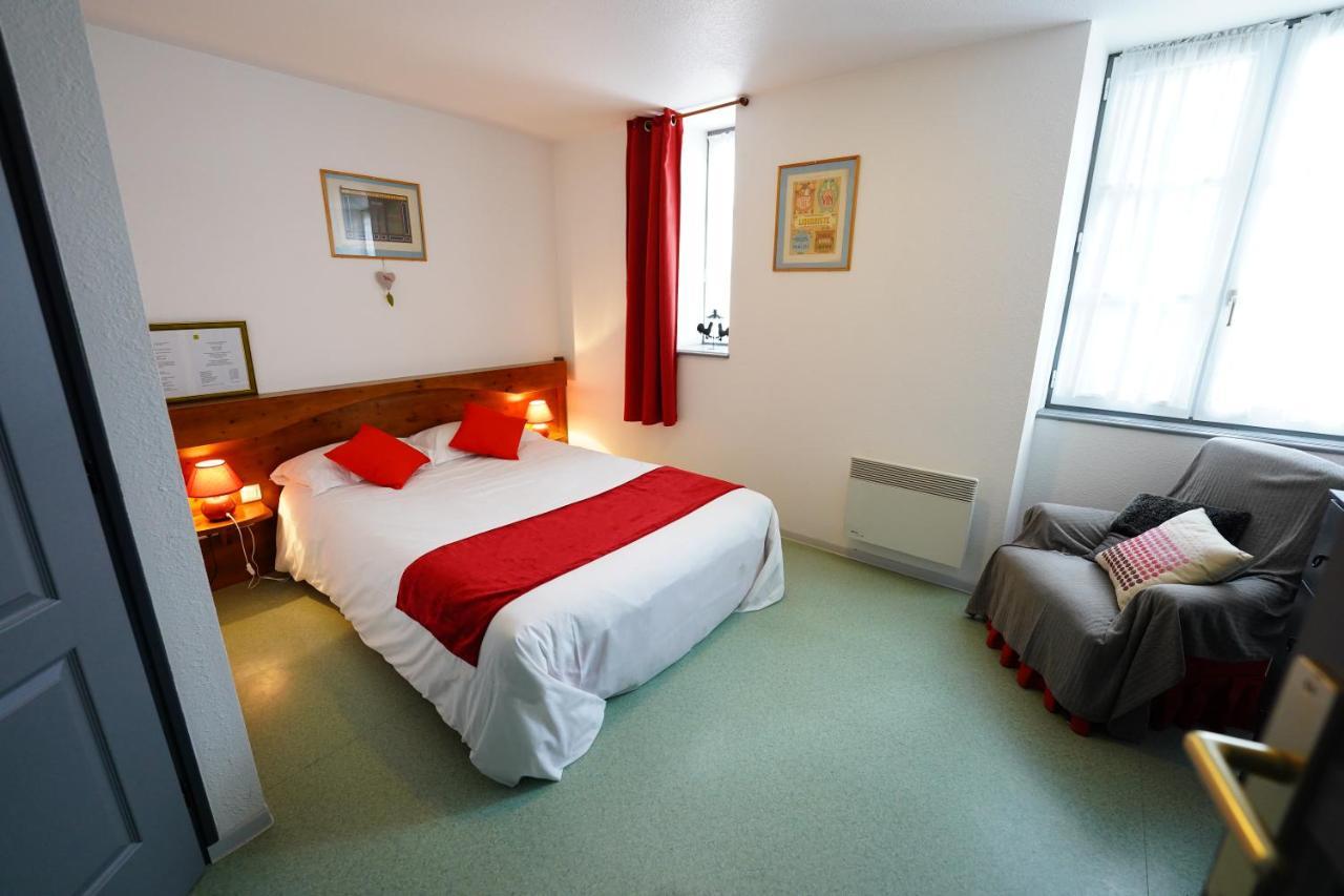 Logis Hotel Le Relais Des Remparts Allanche Екстериор снимка