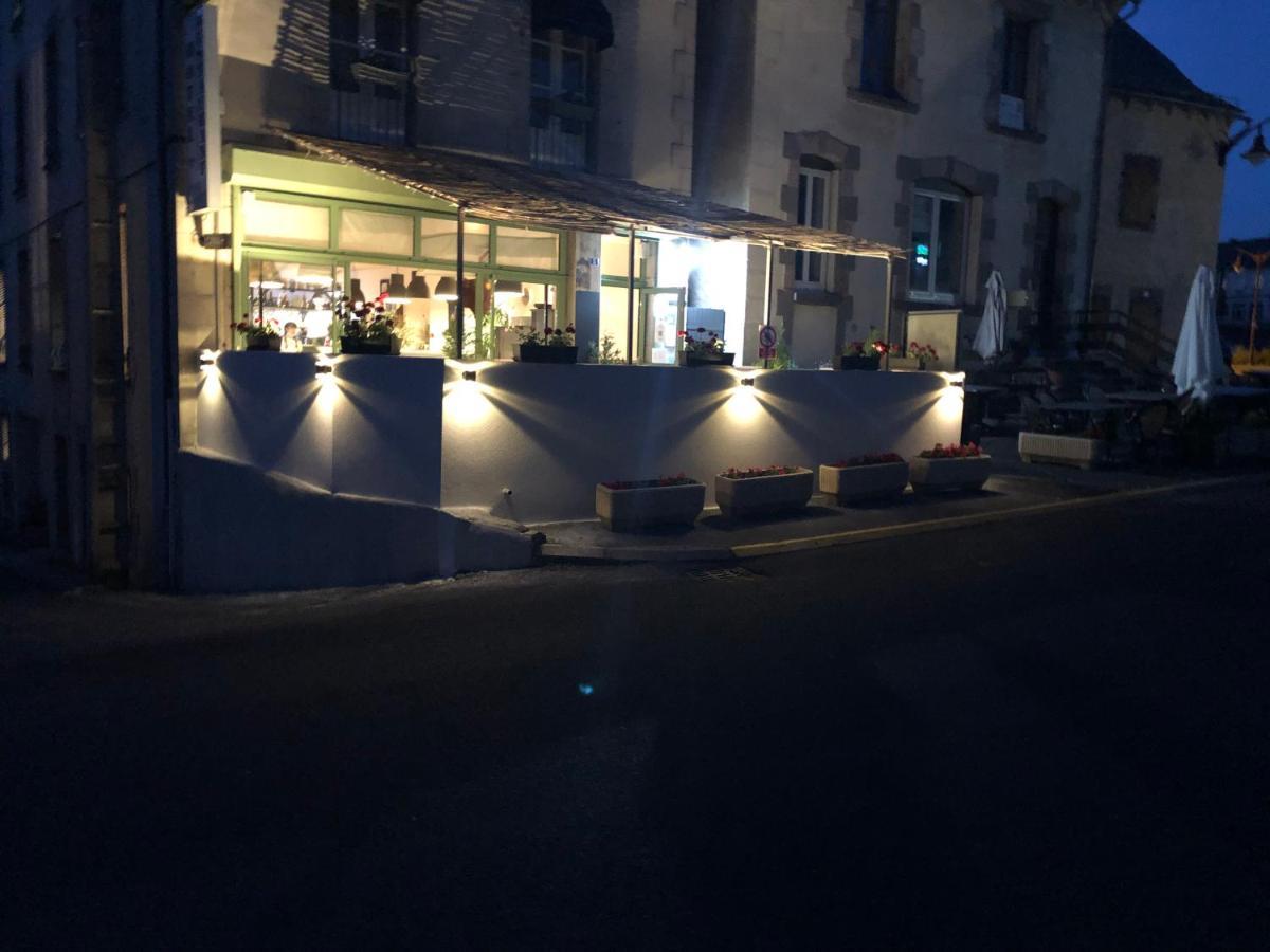 Logis Hotel Le Relais Des Remparts Allanche Екстериор снимка